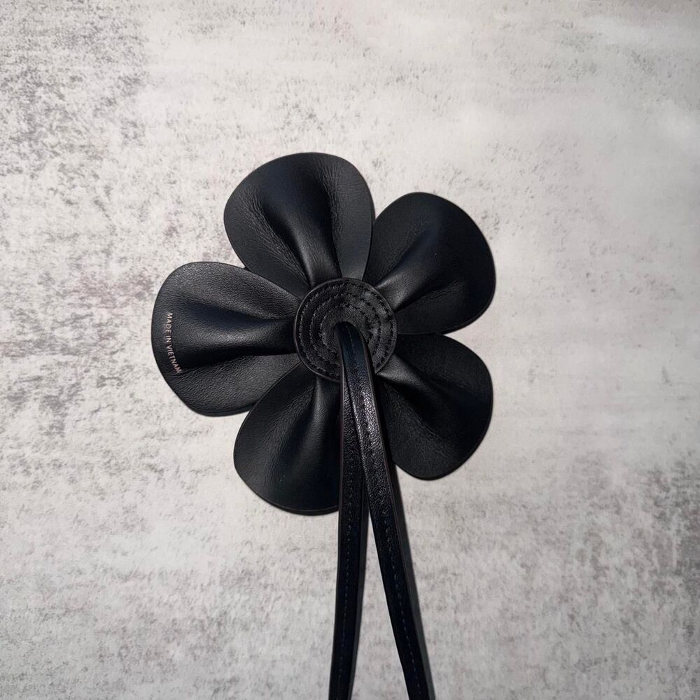 Coachtopia loved leather upcrafted flower charm - Picture 3 of 6